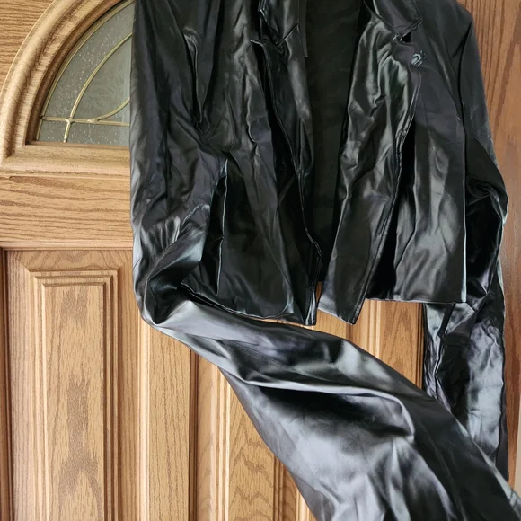 PrettyLittleThing Black Faux Leather Cropped Blazer - Picture 2 of 5